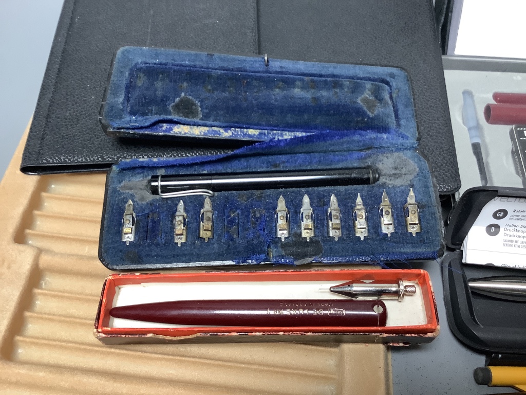 Miscellaneous writing and calligraphy equipment
